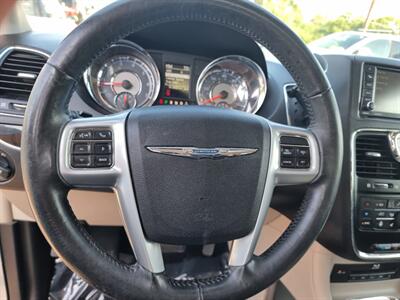 2014 Chrysler Town & Country Touring-L   - Photo 11 - Cincinnati, OH 45231
