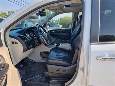 2014 Chrysler Town & Country Touring-L   - Photo 8 - Cincinnati, OH 45231