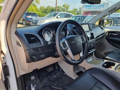 2014 Chrysler Town & Country Touring-L   - Photo 9 - Cincinnati, OH 45231