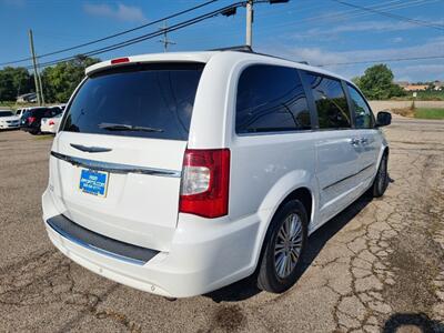 2014 Chrysler Town & Country Touring-L   - Photo 5 - Cincinnati, OH 45231