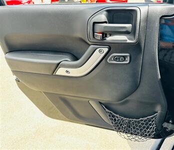 2013 Jeep Wrangler Unlimited Rubicon   - Photo 32 - Reno, NV 89502