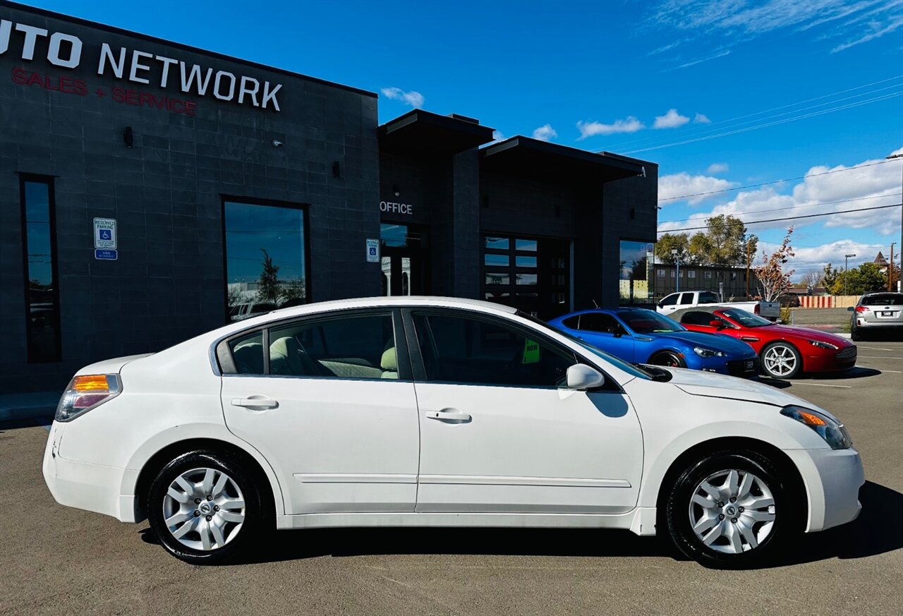 2009 Nissan Altima S photo 2