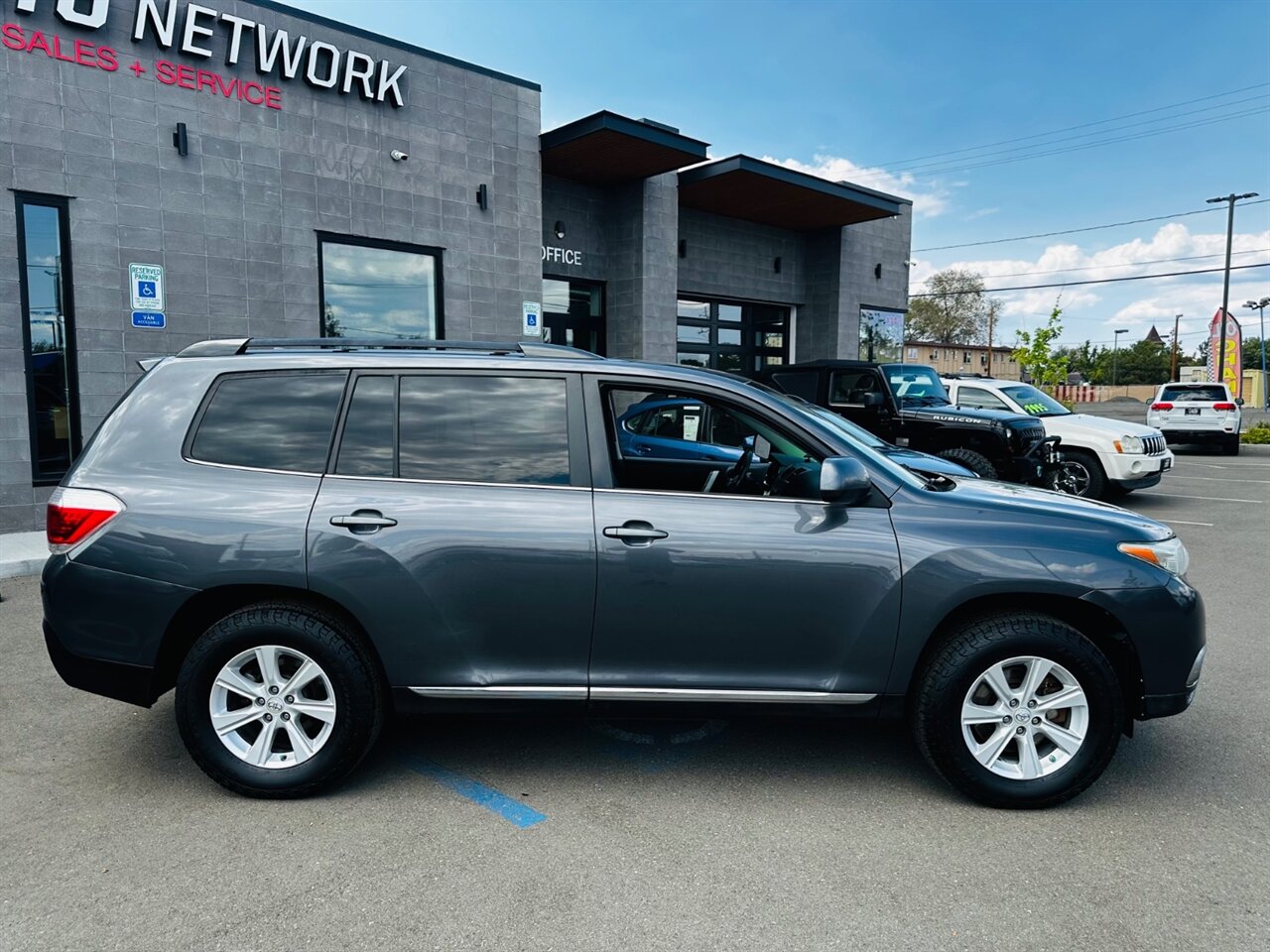2011 Toyota Highlander SE - Photo 2 - Reno, NV 89502