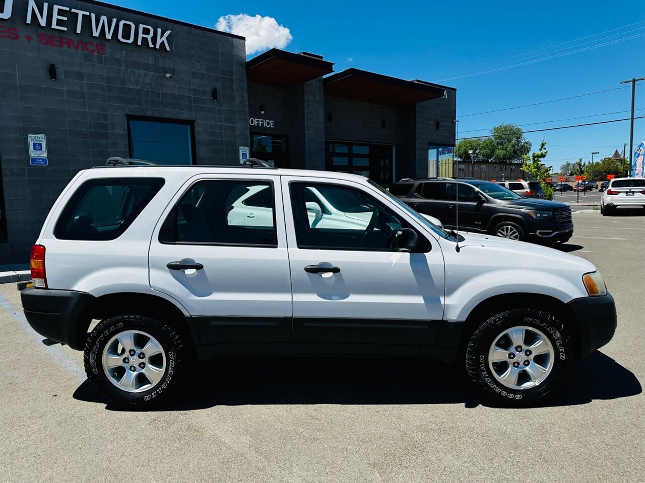 2003 Ford Escape XLS - Photo 2 - Reno, NV 89502