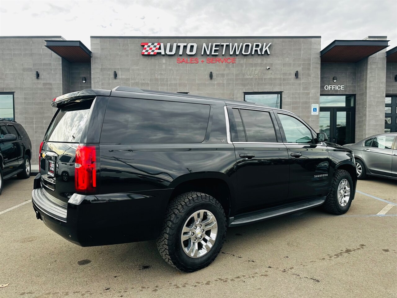 2018 Chevrolet Suburban LT - Photo 3 - Reno, NV 89502