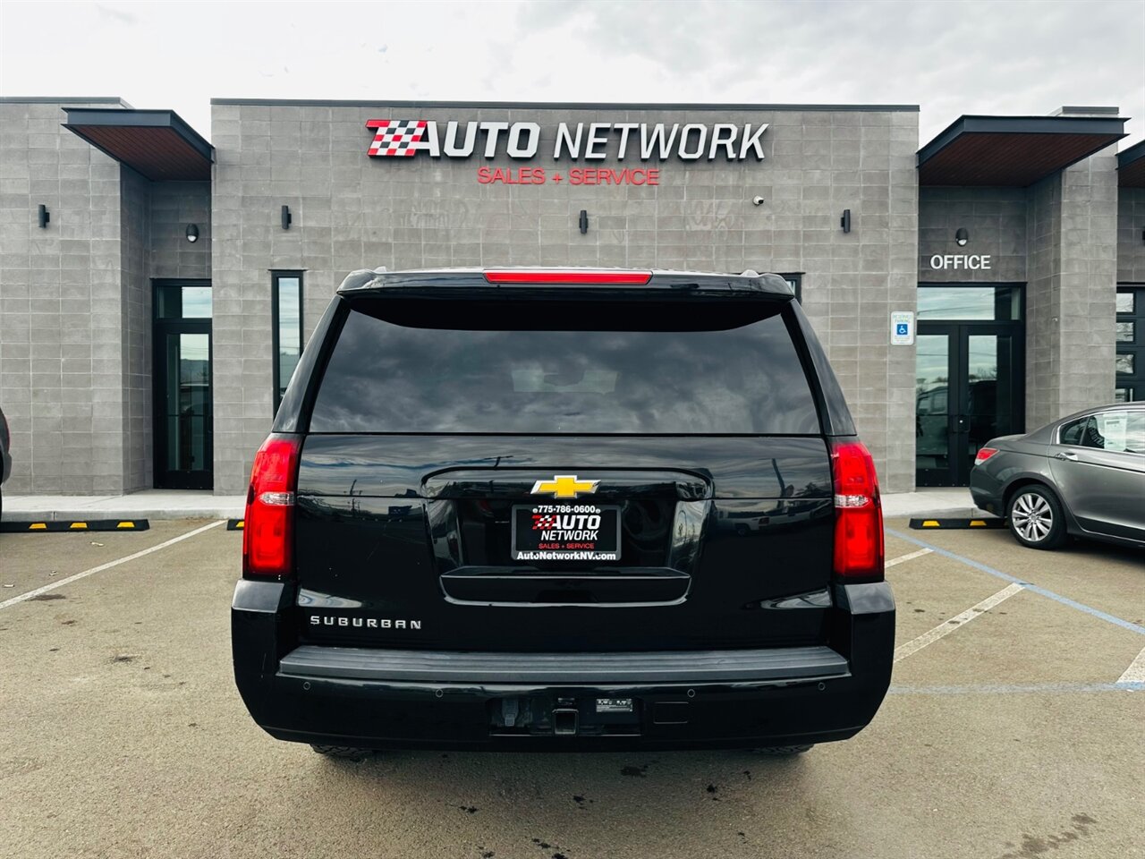 2018 Chevrolet Suburban LT - Photo 8 - Reno, NV 89502