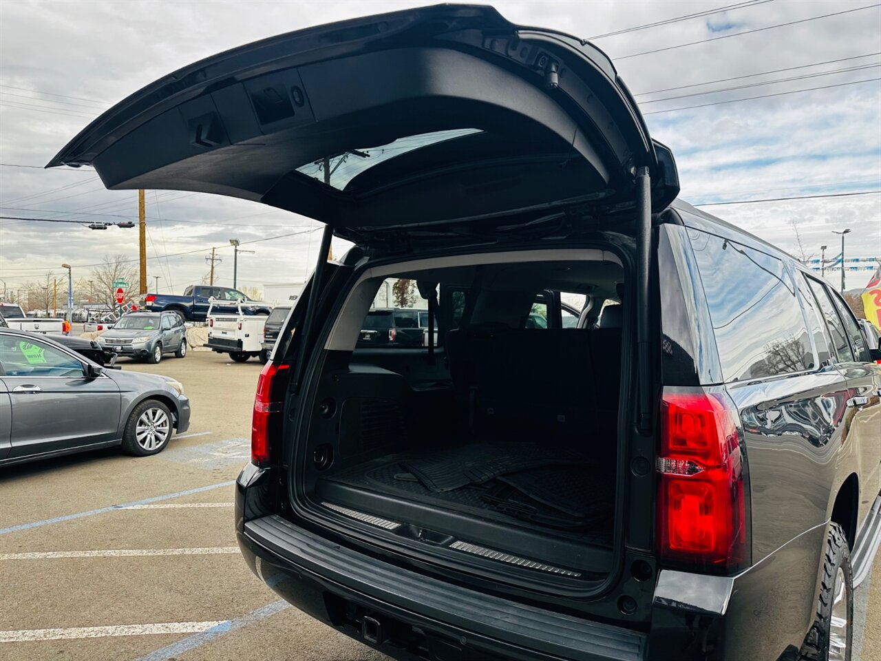 2018 Chevrolet Suburban LT - Photo 9 - Reno, NV 89502