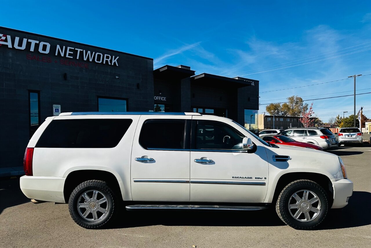 2007 Cadillac Escalade ESV Base photo 2