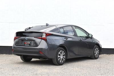 2019 Toyota Prius XLE AWD-e  AWD 4dr Hatchback! 52 City MPG! 48 Hwy MPG! Back Up Camera! Blind Spot Monitor! Pre-Collision Pedestrian Detection! Lane Assist! Bluetooth Connectivity! Heated Seats! Qi-Wireless Charging! - Photo 5 - Portland, OR 97266