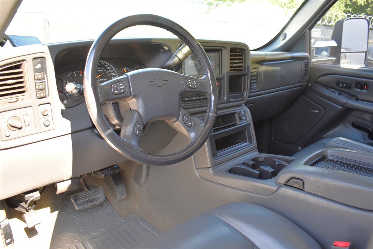 2007 Chevrolet Silverado 2500 LT3 4dr Crew Cab 4WD LB**BY APPOINTMENT ONLY**Selectable 4-WD-(2HI/4HI & 4LO)! Apple CarPlay! Android Auto! Heated Leather Seats! Sunroof! Edge Performance Monitor! Tow Package! - Photo 3 - Portland, OR 97266