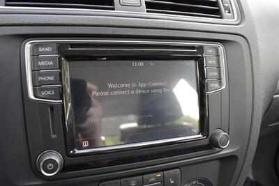 2017 Volkswagen Jetta 1.4T SE  4dr Sedan! Backup Camera! Blind Spot Monitor! Apple CarPlay! Android Auto! Heated Leather Seats! Sunroof! - Photo 25 - Portland, OR 97266