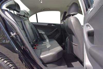 2017 Volkswagen Jetta 1.4T SE  4dr Sedan! Backup Camera! Blind Spot Monitor! Apple CarPlay! Android Auto! Heated Leather Seats! Sunroof! - Photo 29 - Portland, OR 97266