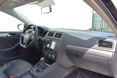 2017 Volkswagen Jetta 1.4T SE  4dr Sedan! Backup Camera! Blind Spot Monitor! Apple CarPlay! Android Auto! Heated Leather Seats! Sunroof! - Photo 13 - Portland, OR 97266