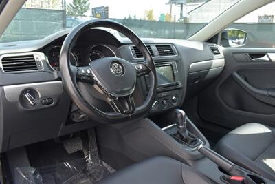 2017 Volkswagen Jetta 1.4T SE  4dr Sedan! Backup Camera! Blind Spot Monitor! Apple CarPlay! Android Auto! Heated Leather Seats! Sunroof! - Photo 3 - Portland, OR 97266