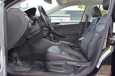 2017 Volkswagen Jetta 1.4T SE  4dr Sedan! Backup Camera! Blind Spot Monitor! Apple CarPlay! Android Auto! Heated Leather Seats! Sunroof! - Photo 10 - Portland, OR 97266