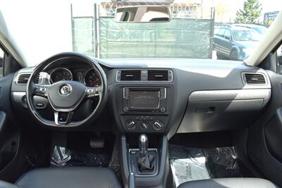 2017 Volkswagen Jetta 1.4T SE  4dr Sedan! Backup Camera! Blind Spot Monitor! Apple CarPlay! Android Auto! Heated Leather Seats! Sunroof! - Photo 14 - Portland, OR 97266