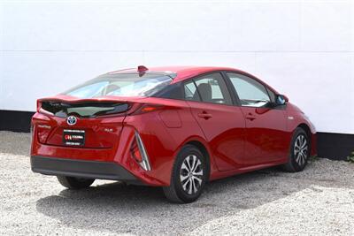 2022 Toyota Prius Prime XLE  4dr Hatchback! Toyota Safety Sense! Adaptive Cruise Control! Lane Keep Assist! Apple CarPlay & Android Auto! Backup Camera! - Photo 5 - Portland, OR 97266