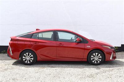 2022 Toyota Prius Prime XLE  4dr Hatchback! Toyota Safety Sense! Adaptive Cruise Control! Lane Keep Assist! Apple CarPlay & Android Auto! Backup Camera! - Photo 6 - Portland, OR 97266