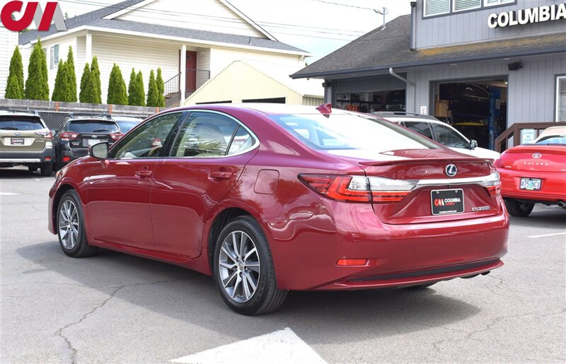 2017 Lexus ES 300h  4dr Sedan**BY APPOINTMENT ONLY** Back Up Cam! Navi! Blind Spot Monitor! Parking Assist! Lane Assist! Bluetooth! Heated & Cooled Leather Seats! Sunroof!
