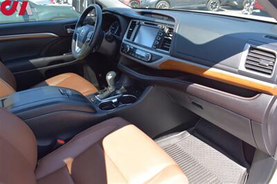 2017 Toyota Highlander Limited Platinum  AWD 4dr SUV**BY APPOINTMENT ONLY** 3rd Row Seats! Back Up Camera! Blind Spot Monitor! Lane Assist! Navi! Bluetooth! Heated & Cooled Leather Seats! Pano-Sunroof! - Photo 11 - Portland, OR 97266