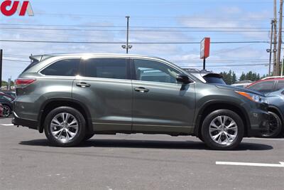 2014 Toyota Highlander XLE  AWD 4dr SUV! 3rd Row Seating! Back Up Cam! Navigation! Bluetooth! Blu-Ray Player! Center Lock Diff! Snow Drive Mode! Heated Leather Seats! Sunroof! Tow Hitch! - Photo 6 - Portland, OR 97266