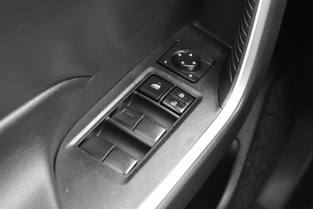 2019 Toyota RAV4 Hybrid LE AWD 4dr SUV! 41 City MPG! 38 Hwy MPG! Back Up Camera! Lane Assist! Blind Spot Monitor! Bluetooth Connectivity! Roof Rack! Heated Seats! Sport/ECO/EV/Trail Drive Modes! - Photo 16 - Portland, OR 97266