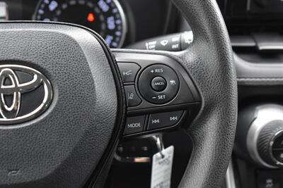 2019 Toyota RAV4 Hybrid LE AWD 4dr SUV! 41 City MPG! 38 Hwy MPG! Back Up Camera! Lane Assist! Blind Spot Monitor! Bluetooth Connectivity! Roof Rack! Heated Seats! Sport/ECO/EV/Trail Drive Modes! - Photo 15 - Portland, OR 97266