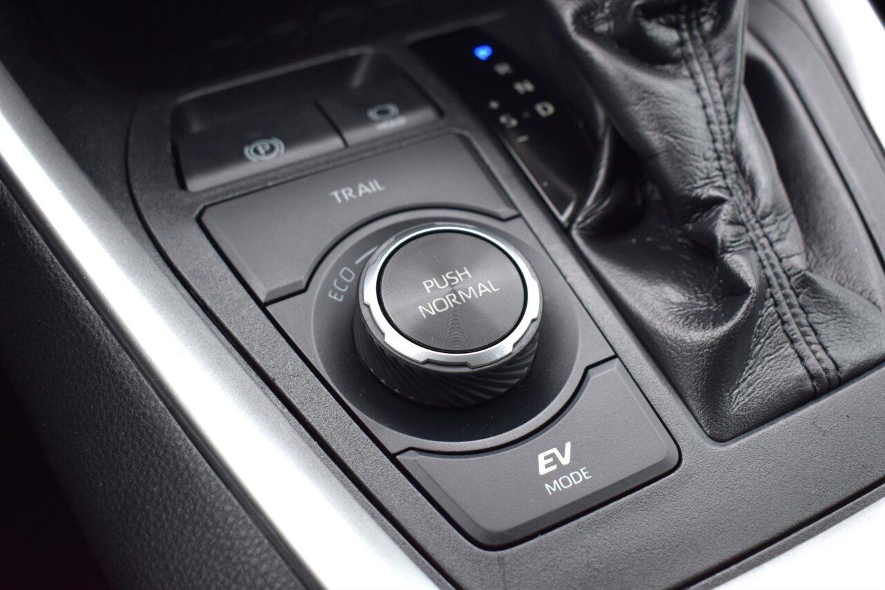 2019 Toyota RAV4 Hybrid LE AWD 4dr SUV! 41 City MPG! 38 Hwy MPG! Back Up Camera! Lane Assist! Blind Spot Monitor! Bluetooth Connectivity! Roof Rack! Heated Seats! Sport/ECO/EV/Trail Drive Modes! - Photo 26 - Portland, OR 97266
