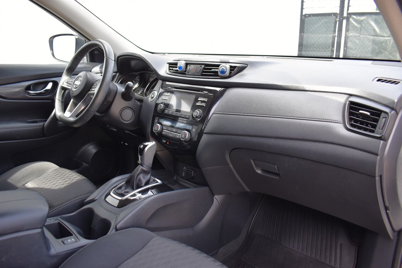 2017 Nissan Rogue SV AWD 4dr Crossover! Blind Spot Monitor! Rear Cross Traffic Alert! Bluetooth/USB/Aux-In! Eco & Sport Drive Modes! All Weather Floor Mats! Roof-Rails! - Photo 12 - Portland, OR 97266