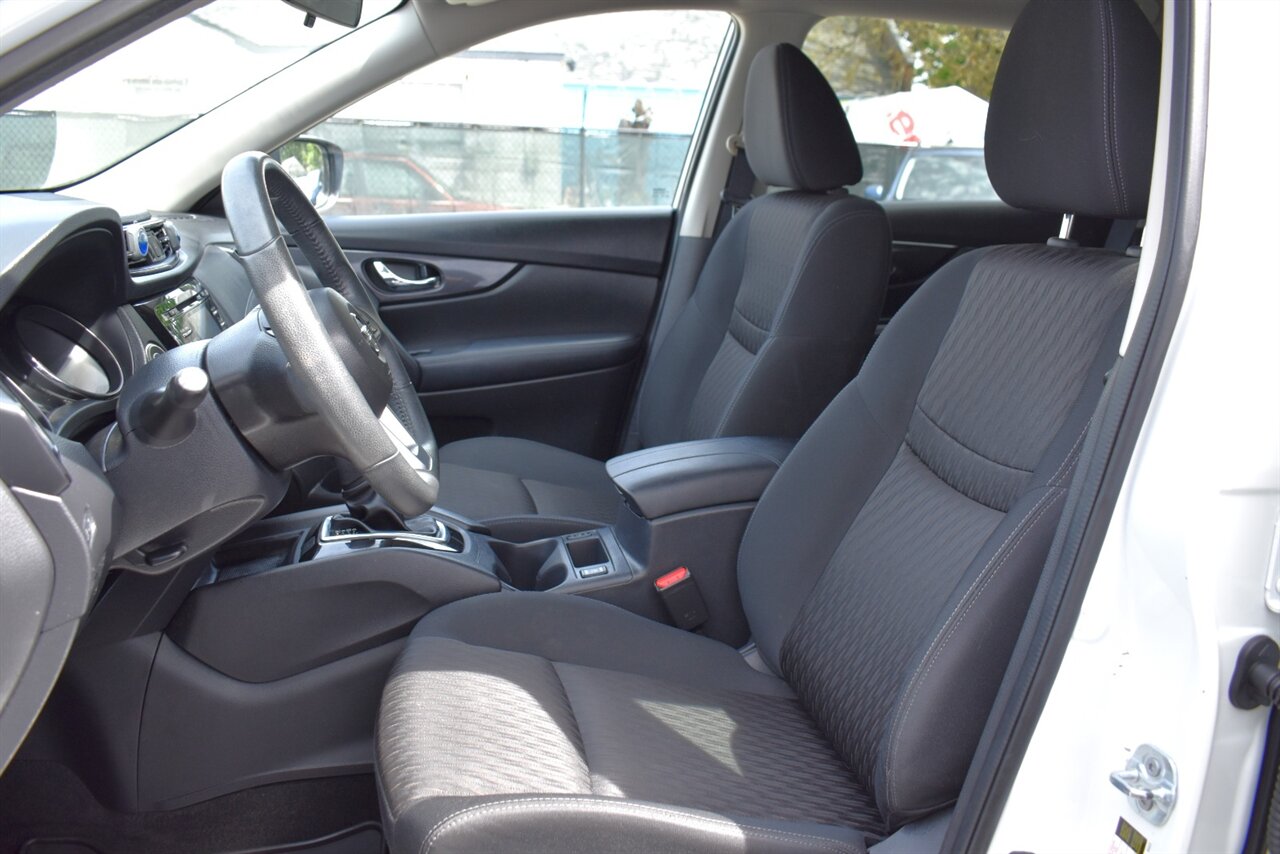 2017 Nissan Rogue SV AWD 4dr Crossover! Blind Spot Monitor! Rear Cross Traffic Alert! Bluetooth/USB/Aux-In! Eco & Sport Drive Modes! All Weather Floor Mats! Roof-Rails! - Photo 11 - Portland, OR 97266