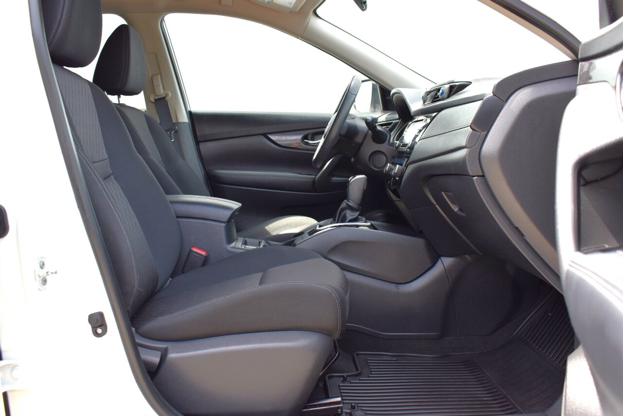 2017 Nissan Rogue SV AWD 4dr Crossover! Blind Spot Monitor! Rear Cross Traffic Alert! Bluetooth/USB/Aux-In! Eco & Sport Drive Modes! All Weather Floor Mats! Roof-Rails! - Photo 26 - Portland, OR 97266