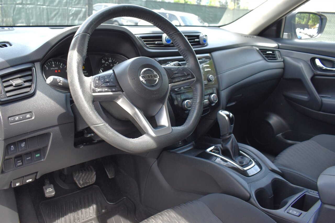 2017 Nissan Rogue SV AWD 4dr Crossover! Blind Spot Monitor! Rear Cross Traffic Alert! Bluetooth/USB/Aux-In! Eco & Sport Drive Modes! All Weather Floor Mats! Roof-Rails! - Photo 3 - Portland, OR 97266