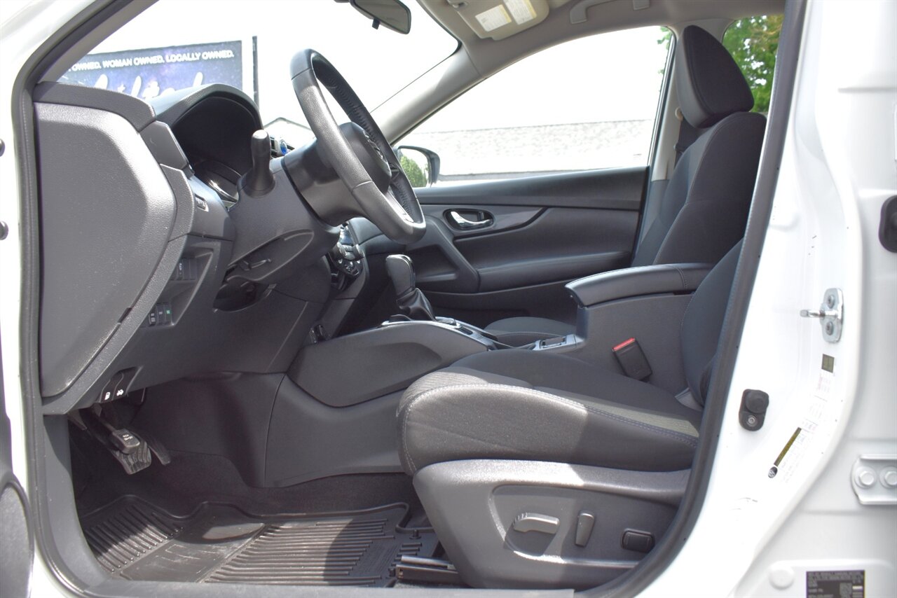 2017 Nissan Rogue SV AWD 4dr Crossover! Blind Spot Monitor! Rear Cross Traffic Alert! Bluetooth/USB/Aux-In! Eco & Sport Drive Modes! All Weather Floor Mats! Roof-Rails! - Photo 10 - Portland, OR 97266