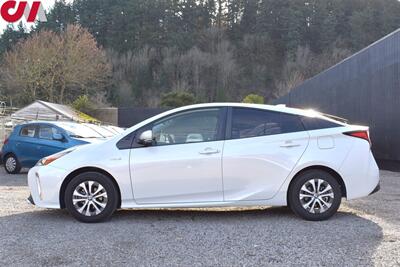 2020 Toyota Prius XLE AWD-e  AWD 4dr Hatchback! 52 City MPG! 48 Hwy MPG! Back Up Camera! Lane Assist! Collision Mitigation! Bluetooth! Heated Leather Seats! Heated Steering Wheel! Qi-Wireless Charging! Trunk Cargo Cover! - Photo 6 - Portland, OR 97266
