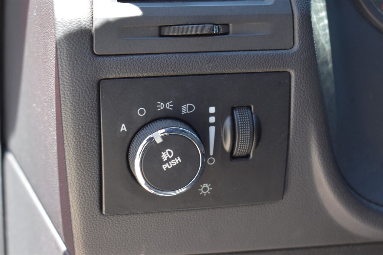 2011 Dodge Challenger R/T 2dr Coupe! 6 Speed Manual! Back Up Camera! Cruise Control! 5.7L HEMI V8! Rear-Wheel Drive! Dual Exhaust! Sport-tuned suspension! Apple CarPlay! Android Auto! - Photo 18 - Portland, OR 97266