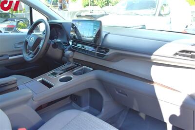 2021 Toyota Sienna LE 8-Passenger  AWD 4dr Mini-Van**BY APPOINTMENT ONLY** Toyota Safety Sense 2.0! Back Up Cam! Lane Assist! Collision Mitigation! Bluetooth! EV Drive Mode! Dynamic Radar Cruise Control! - Photo 11 - Portland, OR 97266