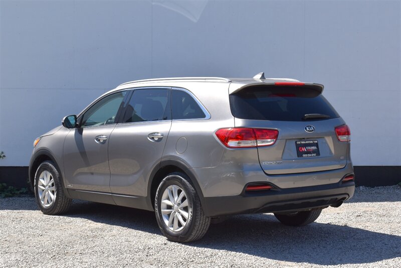 2016 Kia Sorento LX  AWD 4dr SUV! 3rd Row Seats! Back Up Camera! Parking Assist! Bluetooth! Center Locking Diff! Heated Seats! Bluetooth! Eco & Sport Drive Modes!