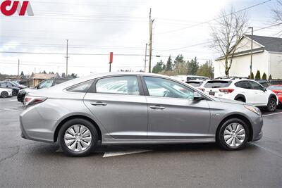 2017 Hyundai Sonata Hybrid SE  4dr Sedan **BY APPOINTMENT ONLY** Active Eco Mode! Bluetooth w/Voice Activation! Traction Control! Back-up Cam! Apple CarPlay! Android Auto! - Photo 6 - Portland, OR 97266