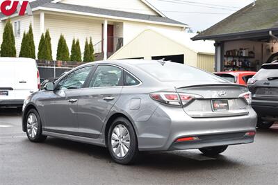 2017 Hyundai Sonata Hybrid SE  4dr Sedan **BY APPOINTMENT ONLY** Active Eco Mode! Bluetooth w/Voice Activation! Traction Control! Back-up Cam! Apple CarPlay! Android Auto! - Photo 2 - Portland, OR 97266