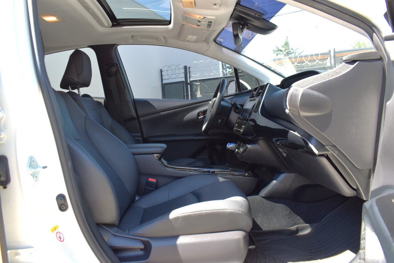 2017 Toyota Prius Four 4dr Hatchback**BY APPOINTMENT ONLY** Back Up Camera! Blind Spot Monitor w/Rear Cross Traffic Alert! Navigation! Bluetooth Connectivity! Heated Seats! - Photo 27 - Portland, OR 97266