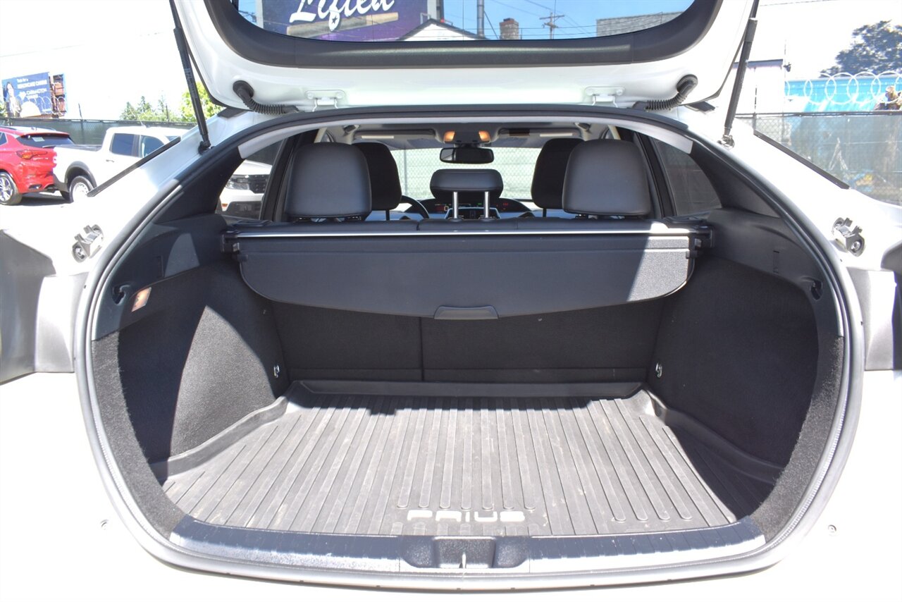 2017 Toyota Prius Four 4dr Hatchback**BY APPOINTMENT ONLY** Back Up Camera! Blind Spot Monitor w/Rear Cross Traffic Alert! Navigation! Bluetooth Connectivity! Heated Seats! - Photo 28 - Portland, OR 97266