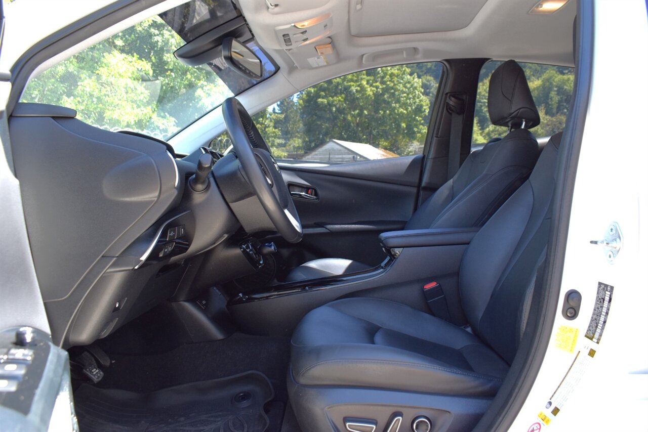 2017 Toyota Prius Four 4dr Hatchback**BY APPOINTMENT ONLY** Back Up Camera! Blind Spot Monitor w/Rear Cross Traffic Alert! Navigation! Bluetooth Connectivity! Heated Seats! - Photo 10 - Portland, OR 97266
