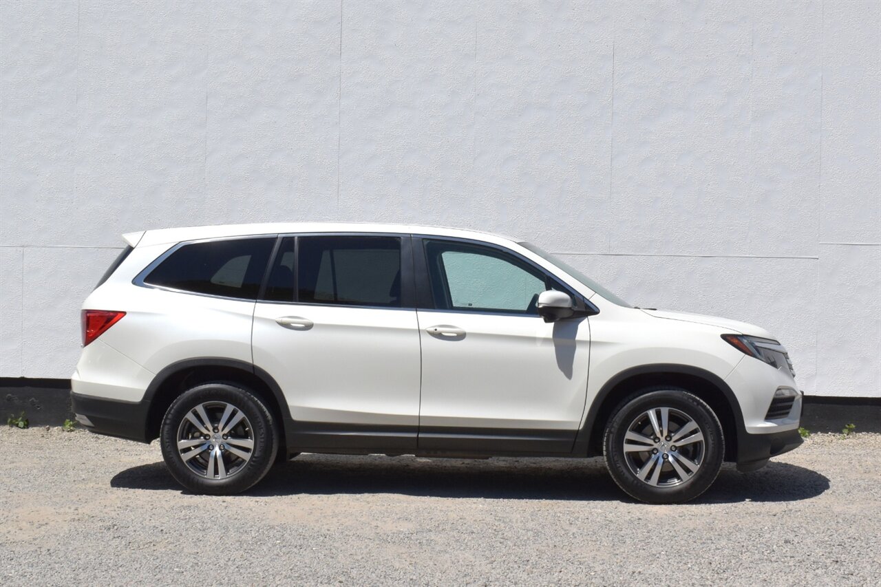 2017 Honda Pilot EX-L AWD 4dr SUV! 3rd Row Seats! Back Up Camera! Passenger-side Camera! Cruise Control! ECON Mode! Sunroof! Heated Leather Seats! Bluetooth Connectivity! Powered liftgate! - Photo 6 - Portland, OR 97266