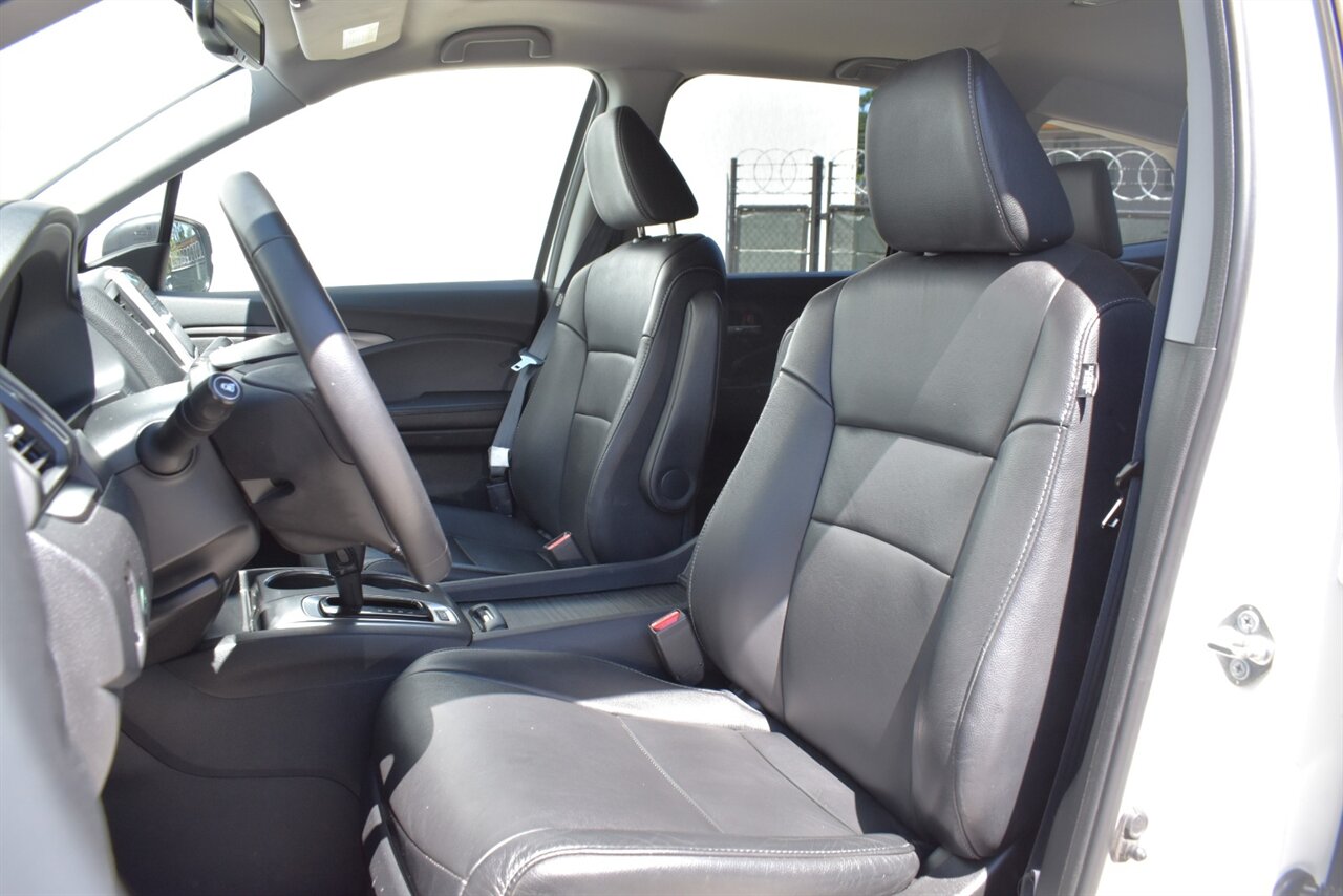 2017 Honda Pilot EX-L AWD 4dr SUV! 3rd Row Seats! Back Up Camera! Passenger-side Camera! Cruise Control! ECON Mode! Sunroof! Heated Leather Seats! Bluetooth Connectivity! Powered liftgate! - Photo 11 - Portland, OR 97266