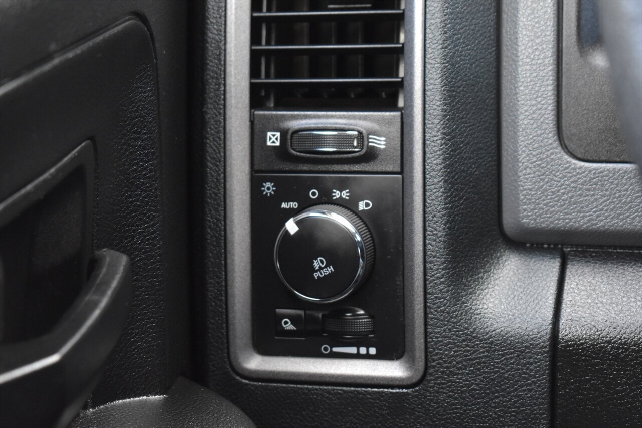2019 RAM 1500 Classic Tradesman 4X4 4dr Crew Cab 5.5 ft. SB Pickup! Back Up Cam! 2WD/4WD Lock/4WD Low Modes! Tow Pkg! Custom GNG Heavy-Duty Steel Bumpers w/Integrated LED Light Bar & Aux LED Lighting! Recovery Shackles! - Photo 18 - Portland, OR 97266