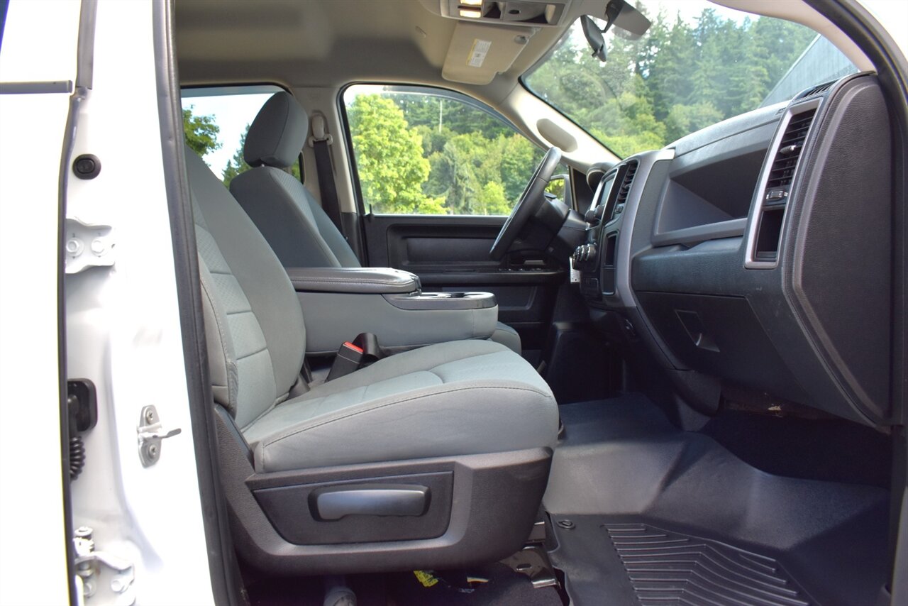 2019 RAM 1500 Classic Tradesman 4X4 4dr Crew Cab 5.5 ft. SB Pickup! Back Up Cam! 2WD/4WD Lock/4WD Low Modes! Tow Pkg! Custom GNG Heavy-Duty Steel Bumpers w/Integrated LED Light Bar & Aux LED Lighting! Recovery Shackles! - Photo 31 - Portland, OR 97266