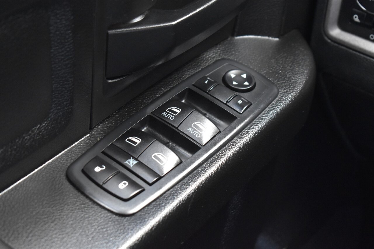 2019 RAM 1500 Classic Tradesman 4X4 4dr Crew Cab 5.5 ft. SB Pickup! Back Up Cam! 2WD/4WD Lock/4WD Low Modes! Tow Pkg! Custom GNG Heavy-Duty Steel Bumpers w/Integrated LED Light Bar & Aux LED Lighting! Recovery Shackles! - Photo 17 - Portland, OR 97266