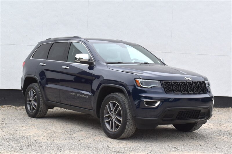 2017 Jeep Grand Cherokee Limited  4x4 4dr SUV! Back UP Camera! Cruise Control! Navigation! Heated & Ventilated Seats! Heated Steering Wheel! Sunroof! Bluetooth Connectivity!