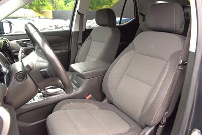 2019 Chevrolet Traverse LT Cloth 4x4 4dr SUV! 3rd Row Seating! Lane Assist! Park Assist! Back Up Camera! Selectable AWD Drive Modes! Heated Seats! Apple CarPlay & Android Auto! Touchscreen Infotainment! Bluetooth! - Photo 11 - Portland, OR 97266