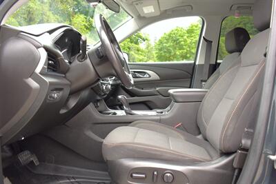 2019 Chevrolet Traverse LT Cloth 4x4 4dr SUV! 3rd Row Seating! Lane Assist! Park Assist! Back Up Camera! Selectable AWD Drive Modes! Heated Seats! Apple CarPlay & Android Auto! Touchscreen Infotainment! Bluetooth! - Photo 10 - Portland, OR 97266